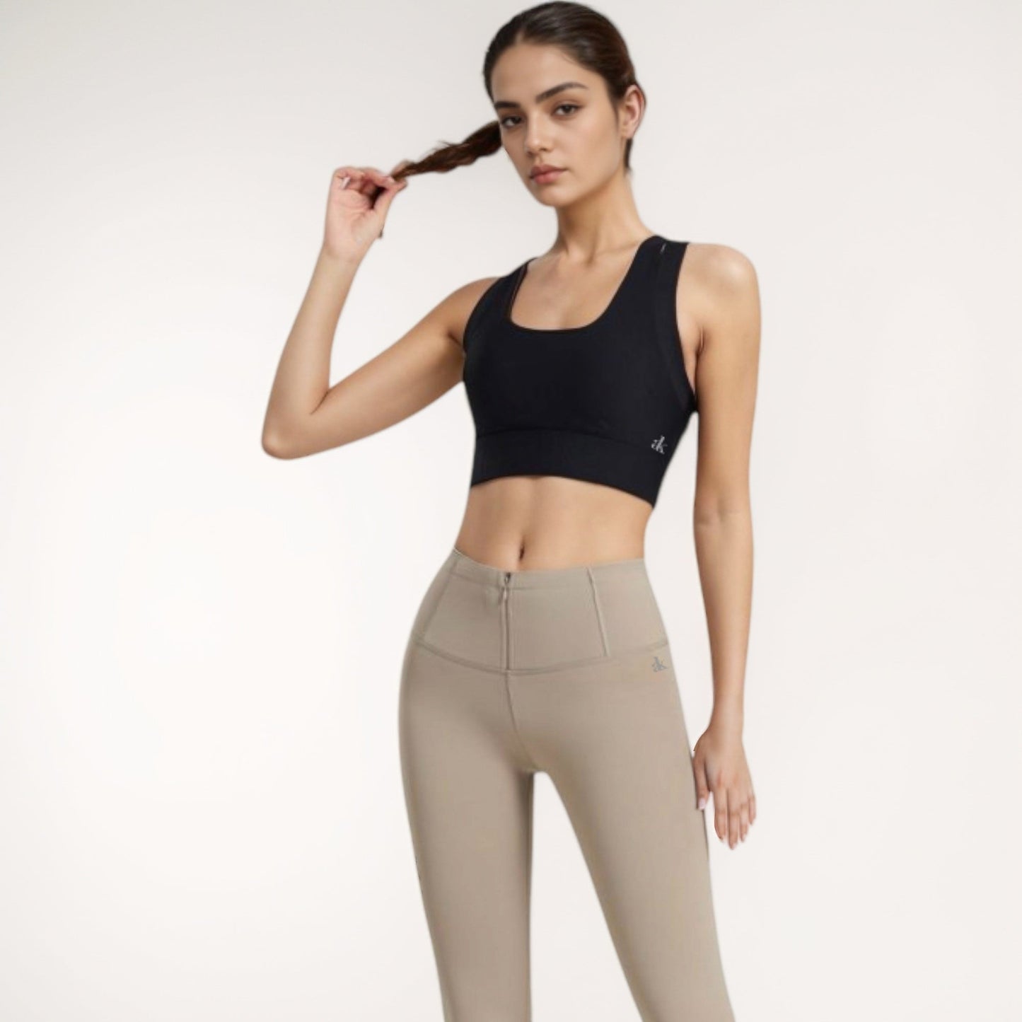 Scoop Neck Sports Bra with Wide Shoulder Straps and Seamless Fitted Design