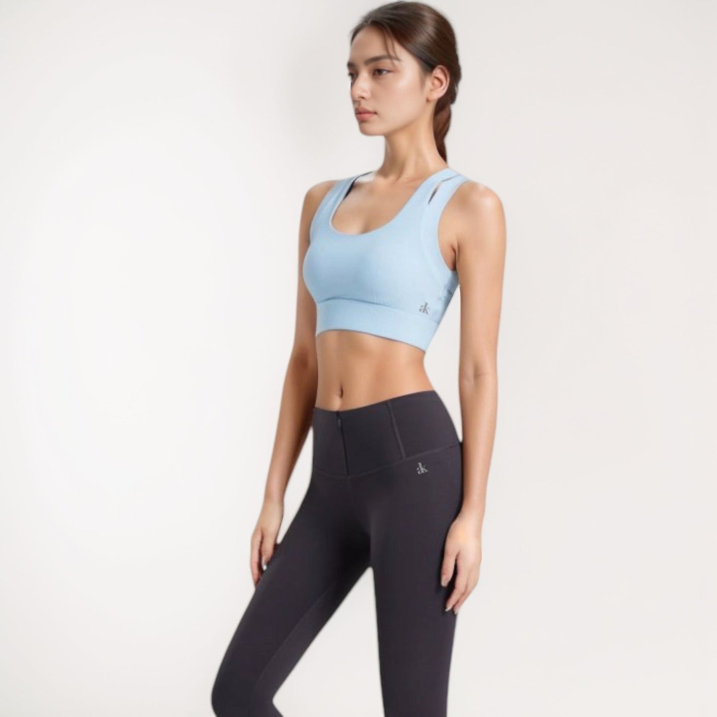 Scoop Neck Sports Bra with Wide Shoulder Straps and Seamless Fitted Design