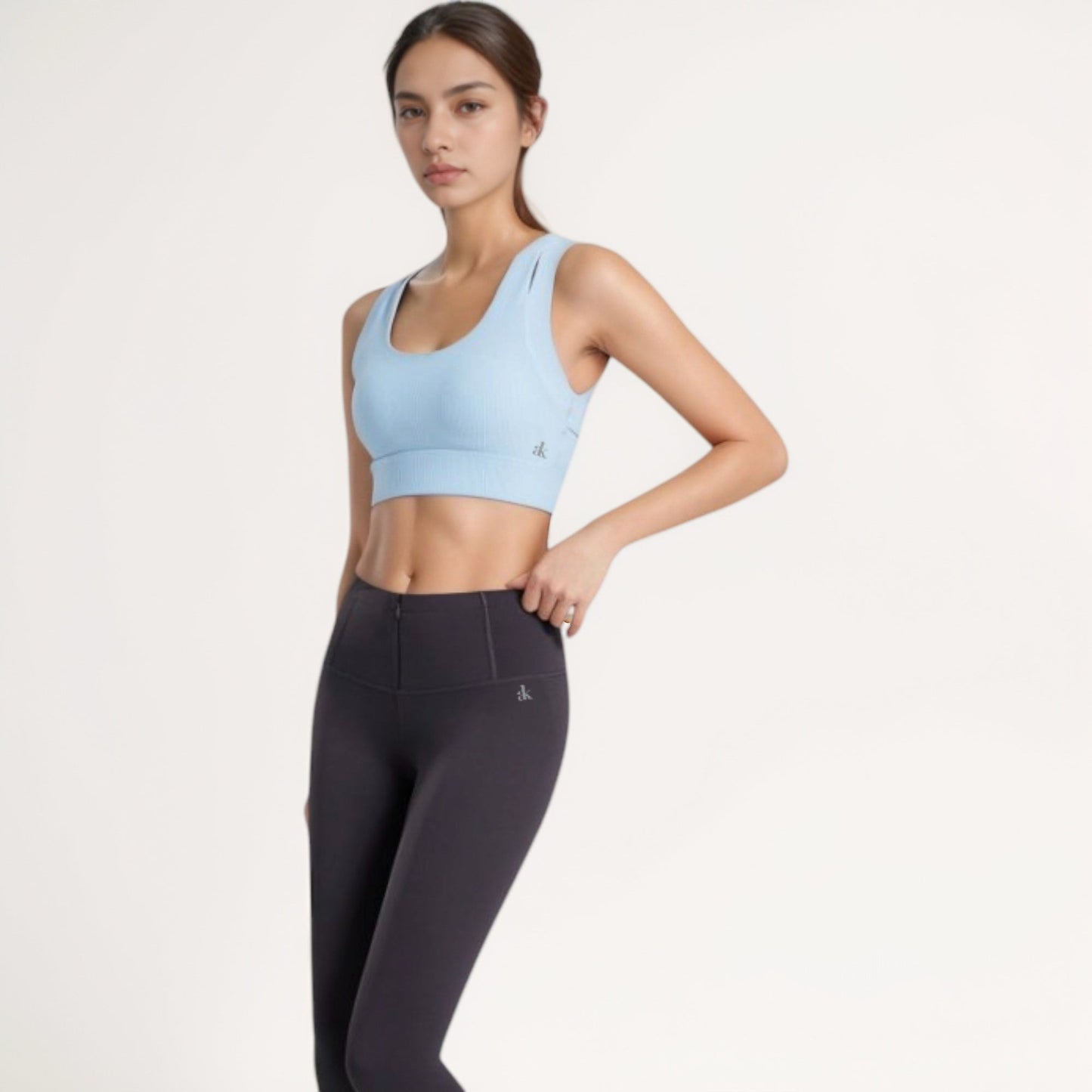 Scoop Neck Sports Bra with Wide Shoulder Straps and Seamless Fitted Design