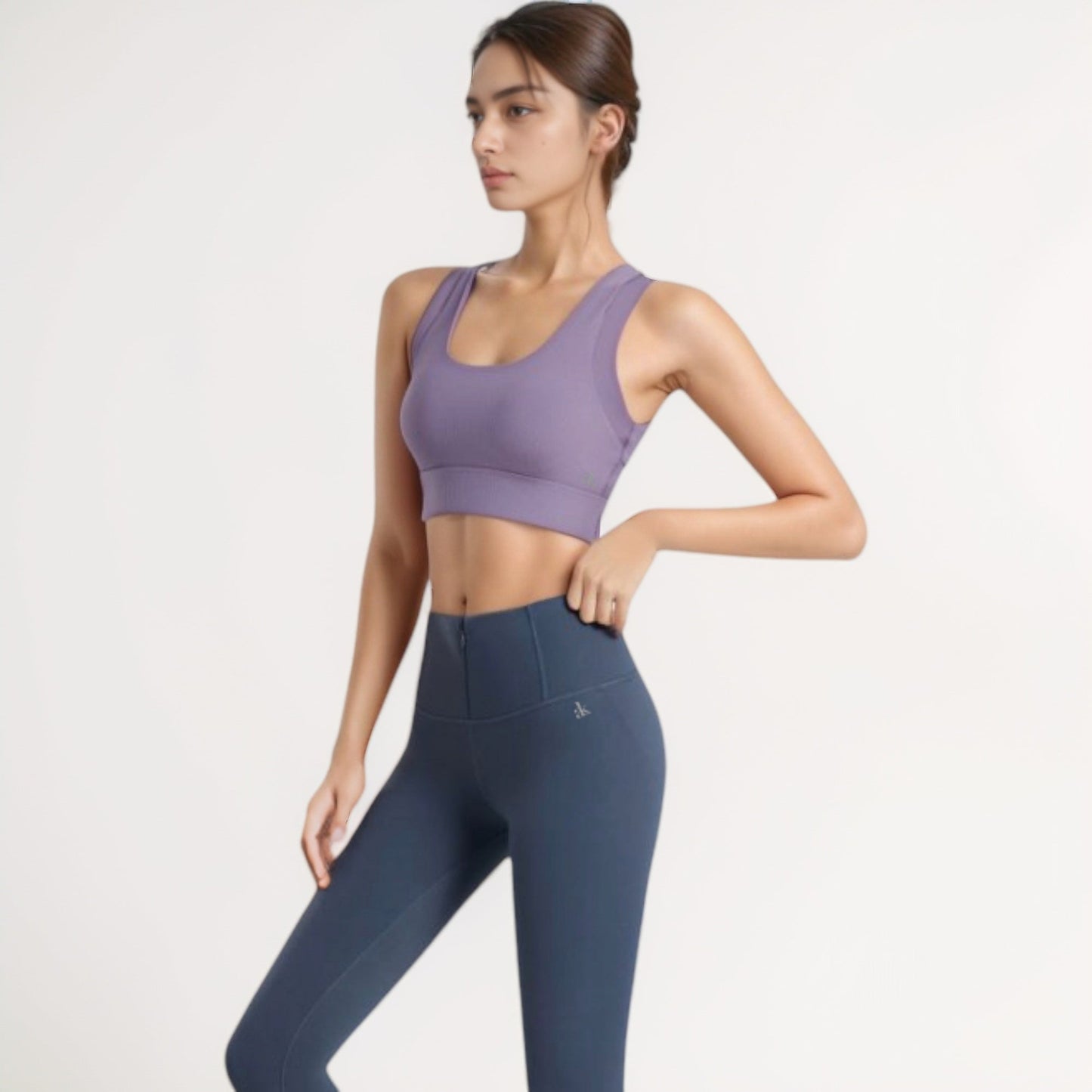 Scoop Neck Sports Bra with Wide Shoulder Straps and Seamless Fitted Design