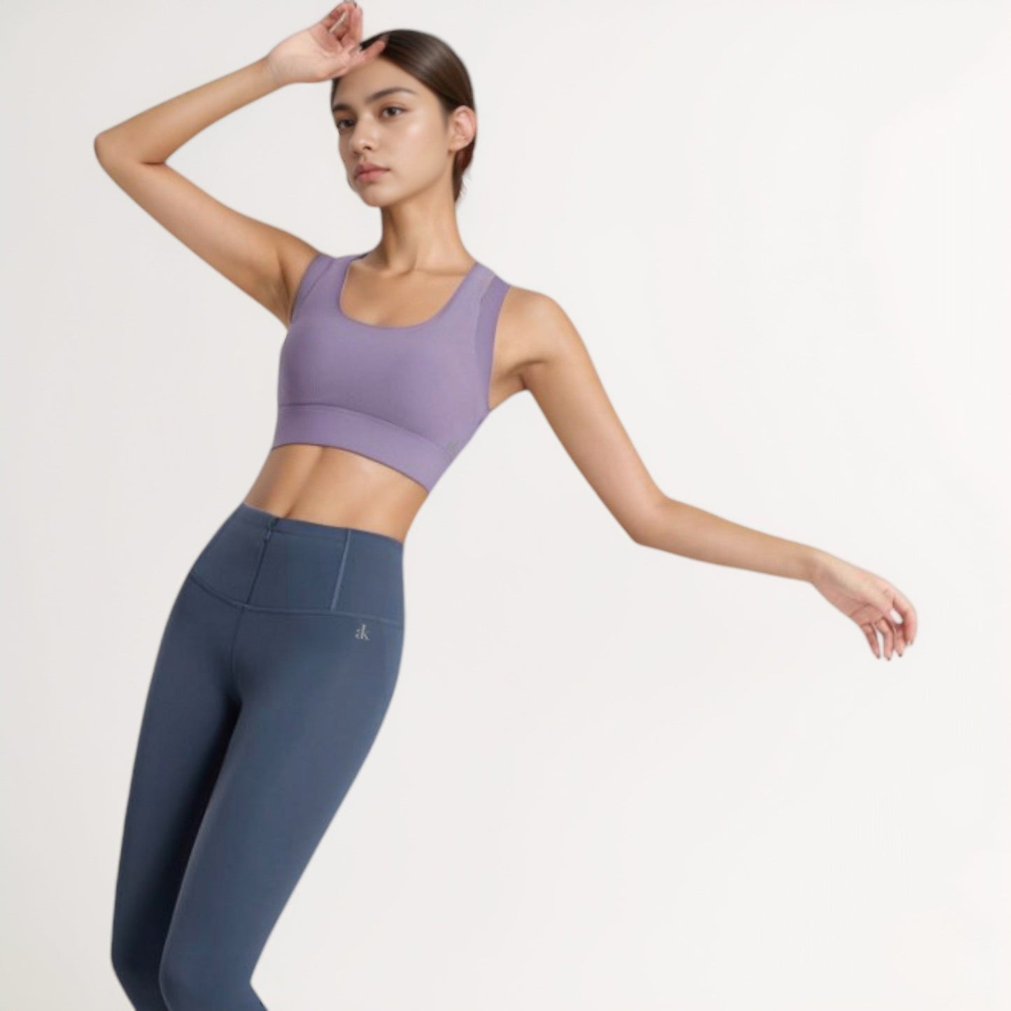 Scoop Neck Sports Bra with Wide Shoulder Straps and Seamless Fitted Design