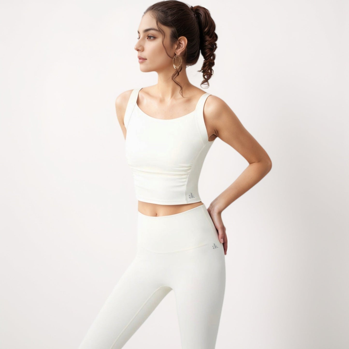 Square Neck Cropped Sports Tank Top with Wide Shoulder Straps and Smooth Seamless Finish