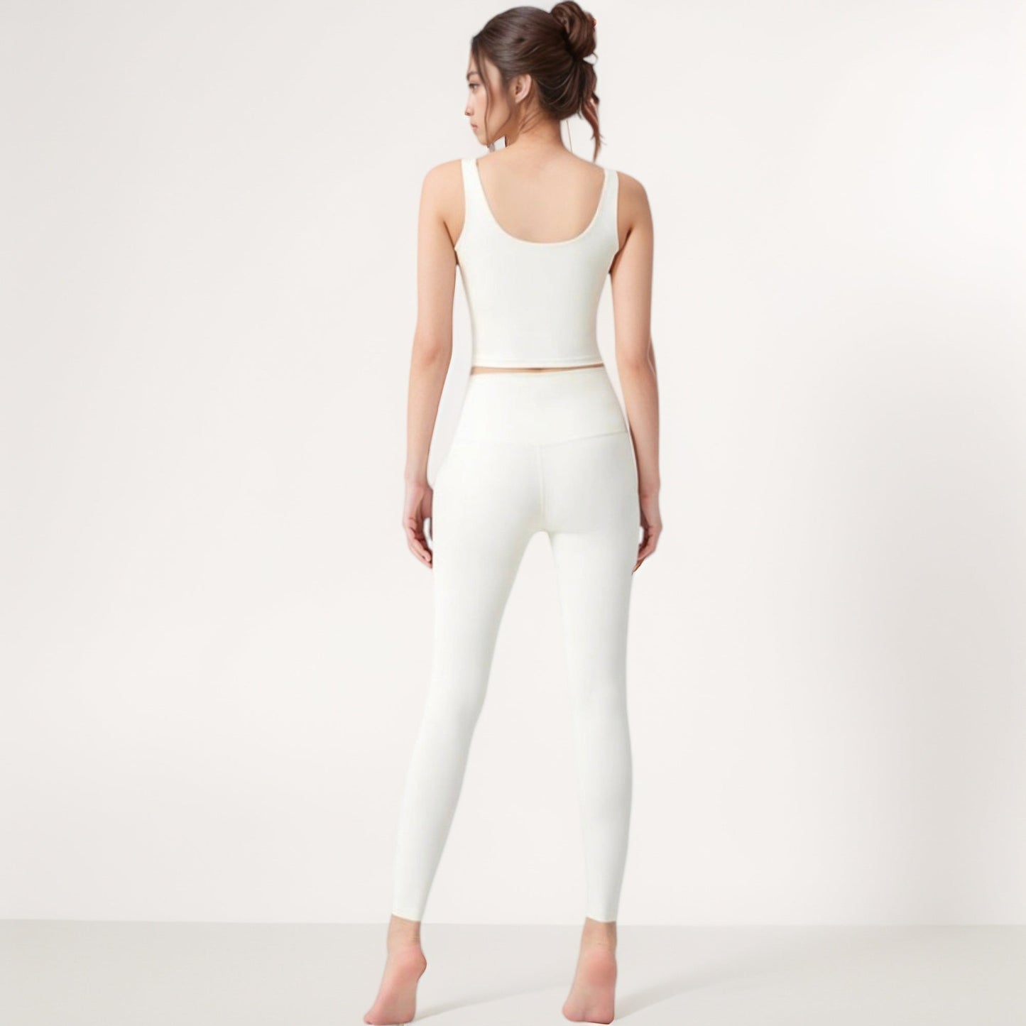 Square Neck Cropped Sports Tank Top with Wide Shoulder Straps and Smooth Seamless Finish
