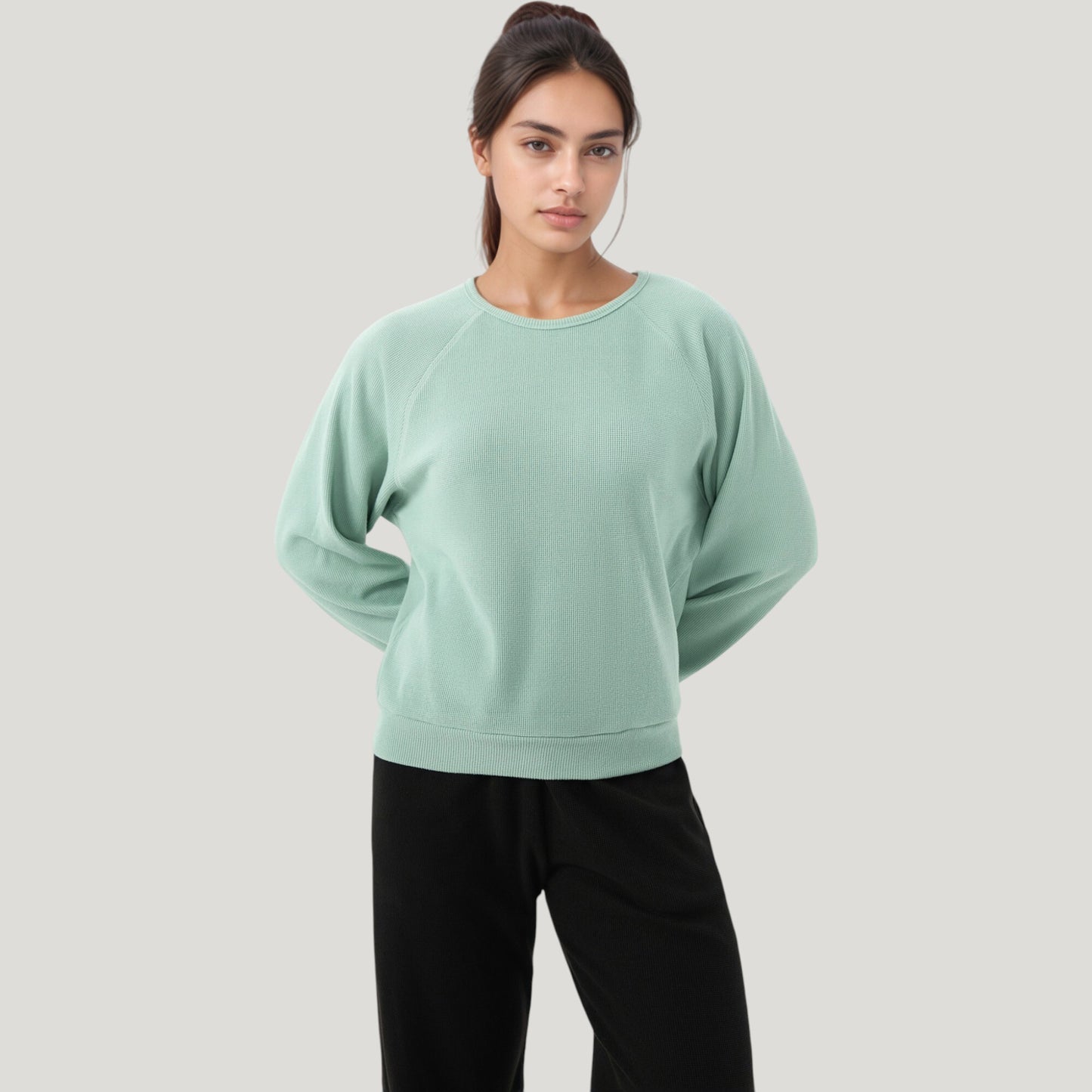 Long Sleeve Crew Neck Pullover Top with Relaxed Fit and Ribbed Cuffs