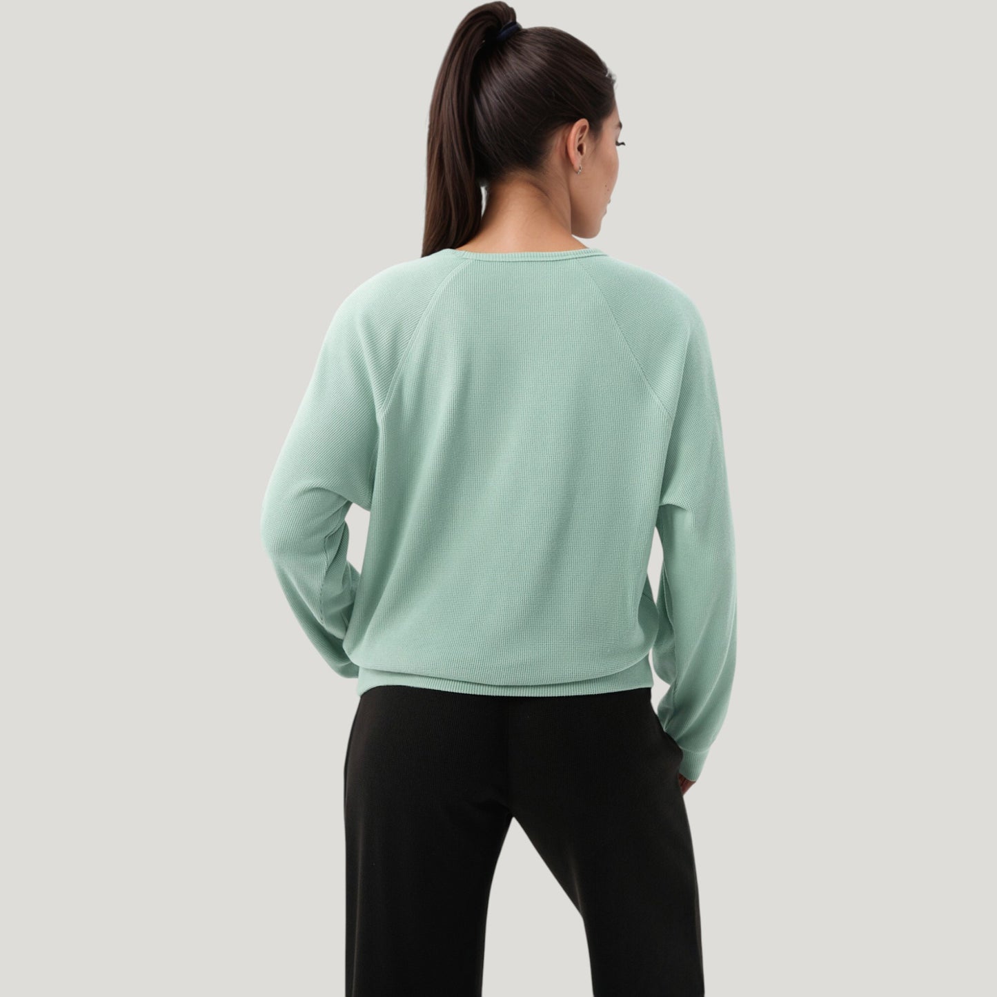 Long Sleeve Crew Neck Pullover Top with Relaxed Fit and Ribbed Cuffs