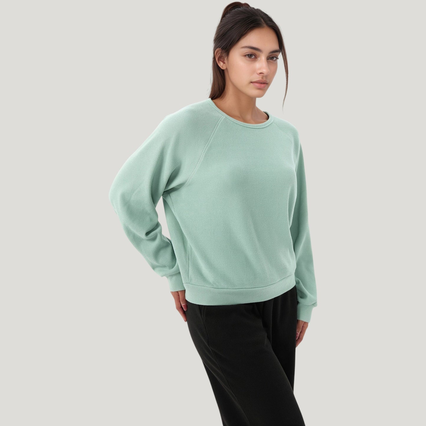 Long Sleeve Crew Neck Pullover Top with Relaxed Fit and Ribbed Cuffs