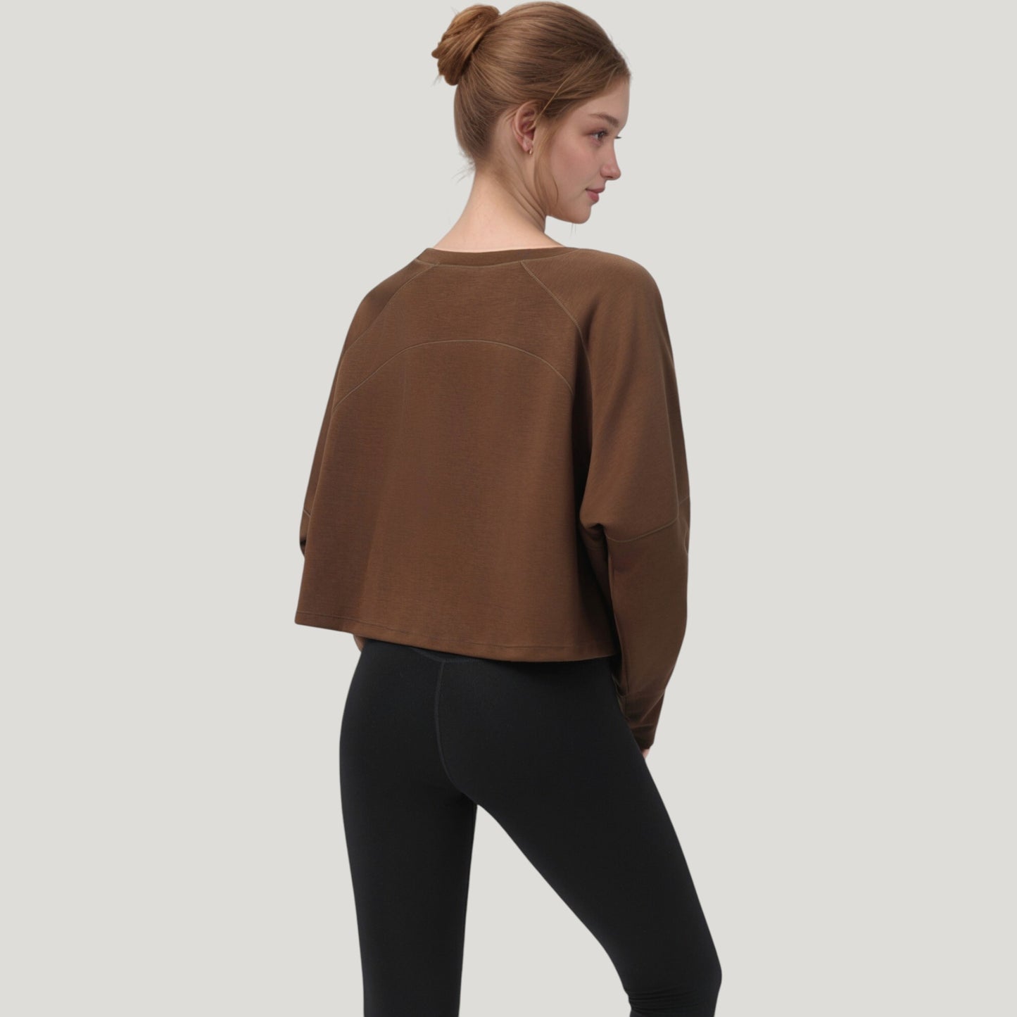 Cropped Long Sleeve Active Top with Relaxed Fit and Crew Neck